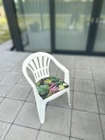 Bílá plastová zahradní židle Kona