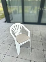 Bílá plastová zahradní židle Kona