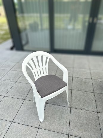 Bílá plastová zahradní židle Kona